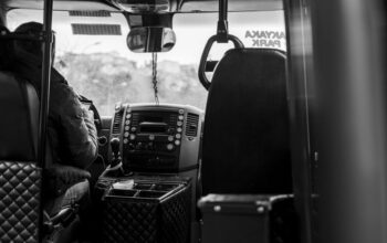 Een buschauffeur in actie met een bus op de achtergrond, ideaal voor sollicitatietips.