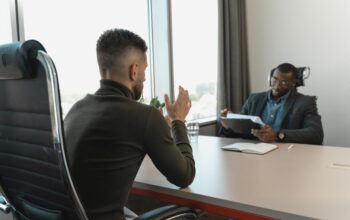 Een groep professionals die samenwerkt aan werving en selectieprocessen, met aandacht voor werkgevers en werkzoekenden.