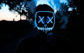 Een persoon die een LED gezichtsmasker draagt voor huidverzorging en anti-aging behandelingen.